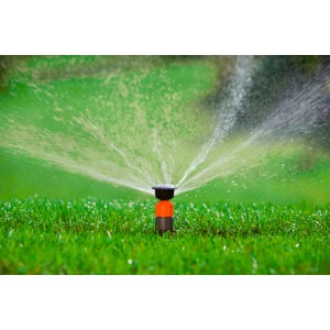 Gardena Turbinen-Versenkregner T 100 in Aktion: Bewässerung einer grünen Rasenfläche mit Sprinkler-System.