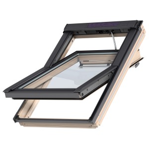Geöffnetes Velux Solarfenster GGL Integra, klar lackiert, mit Thermo-Alu Rahmen, 78x55 cm.