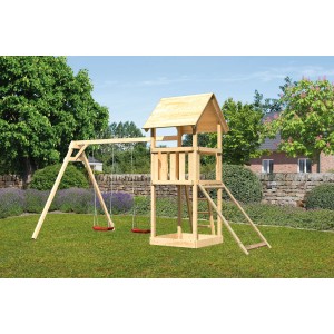 Karibu Spielturm Lotti mit Doppelschaukel und Netzrampe im Garten.