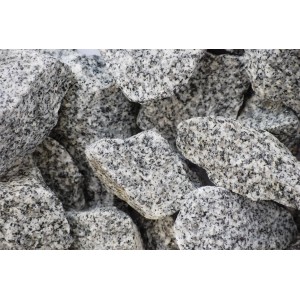 Nahaufnahme von Granitbruch Salz-Pfeffer, Körnung 50-100 mm, ideal für Garten- und Landschaftsbau.