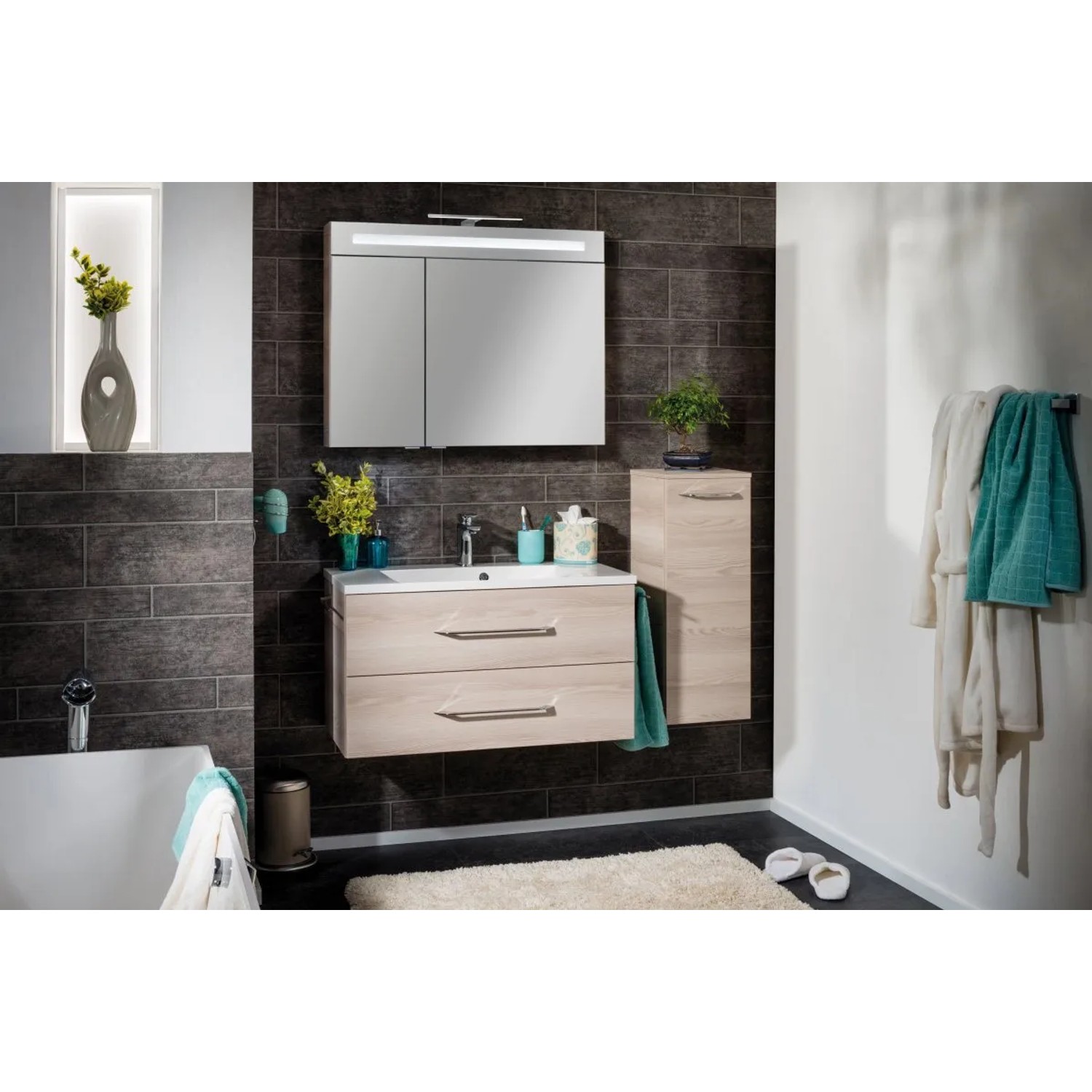 Fackelmann Bad-Hängeschrank B.Clever Alaska Esche, 30,5 cm breit, im Badezimmer.