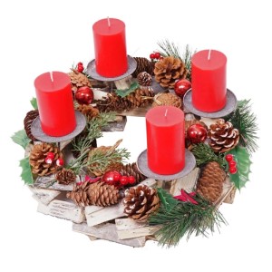 Adventskranz aus Holz mit vier roten Kerzen, Kugeln und Tannenzapfen als Weihnachtsdekoration.