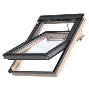 Geöffnetes Velux Elektro Dachfenster GGL Integra, klar lackiert, mit Thermo-Verglasung und Aluminiumrahmen.
