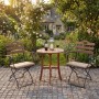 2er Set Biergartenstühle mit sandfarbenen Polstern und Tisch im Garten.