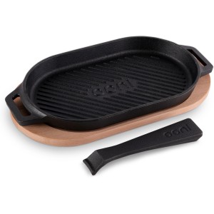 Ooni Grillpfanne aus Gusseisen mit Holzbrett und abnehmbarem Griff für perfekte Grillmarkierungen.