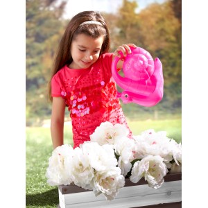 Mädchen gießt Blumen im grauen/weißen Axi Blumenkasten für Spielhaus mit Schnecken-Gießkanne.