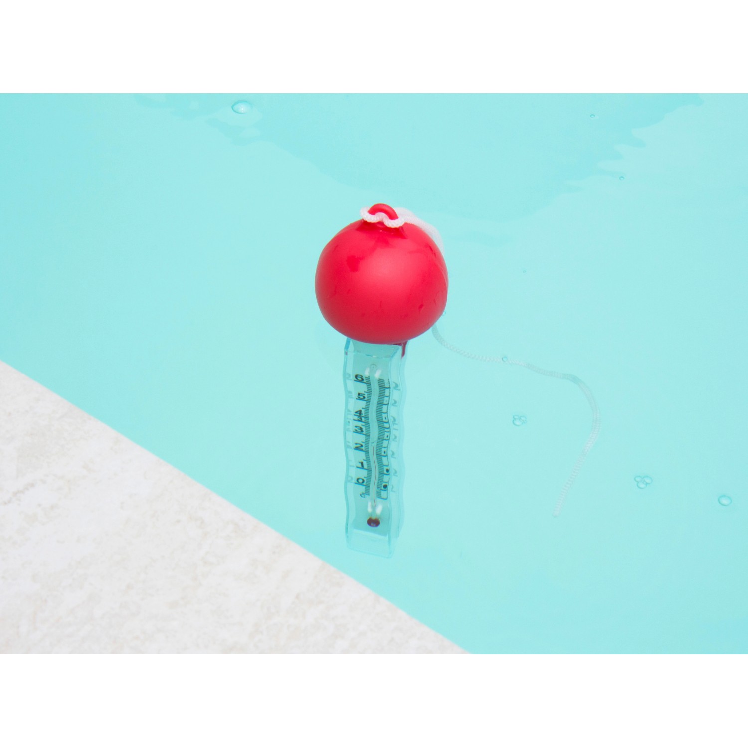 Schwimmendes Steinbach Poolthermometer mit rotem Kugelkopf im Wasser.