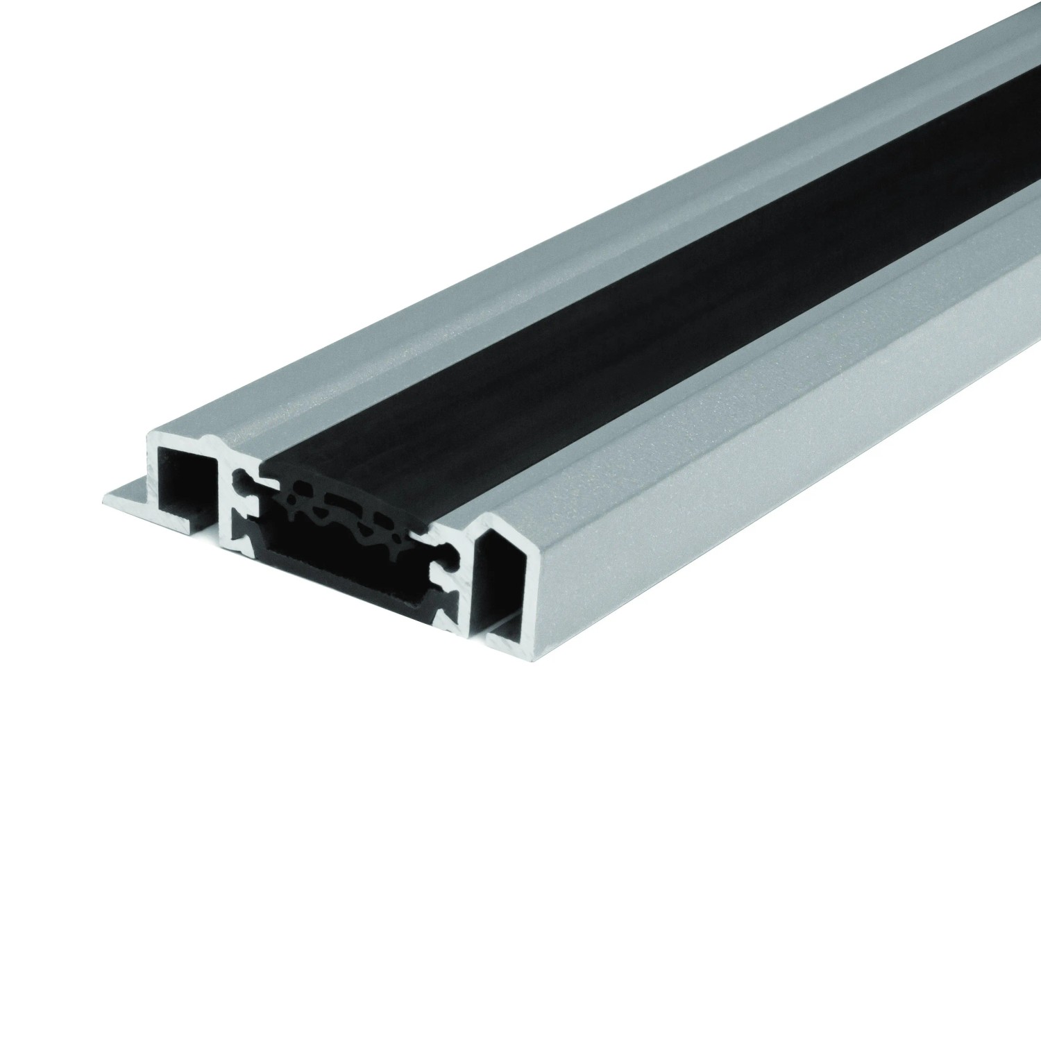 Detailaufnahme der Bodenschwelle einer Moderno Haustür aus Aluminium, silberfarben mit schwarzem Dichtungsprofil.