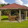 Weka Pavillon Gartenoase 651 B mit rotem Dach, Tisch, Stühlen und Grill im Garten.