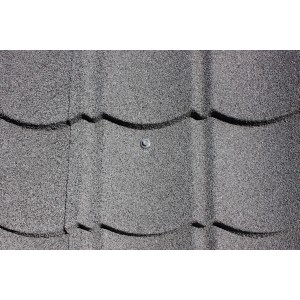 Nahaufnahme: Easypan Firstendstück in Schieferoptik, 200x120 mm, zur Dachblech-Montage.