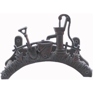 Brauner Schlauchhalter aus Gusseisen mit Wasserpumpen-Motiv für Gartendekoration.