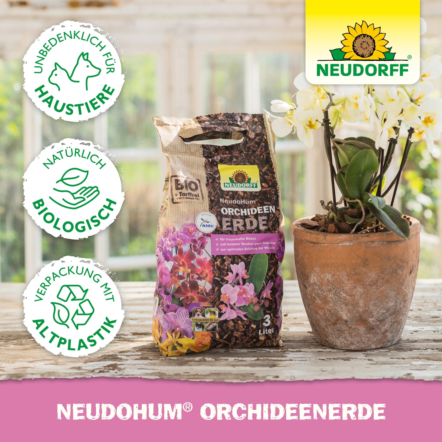 Neudorff NeudoHum Orchideen-Erde, 3 l Sack, torffrei und biologisch, neben blühender Orchidee.