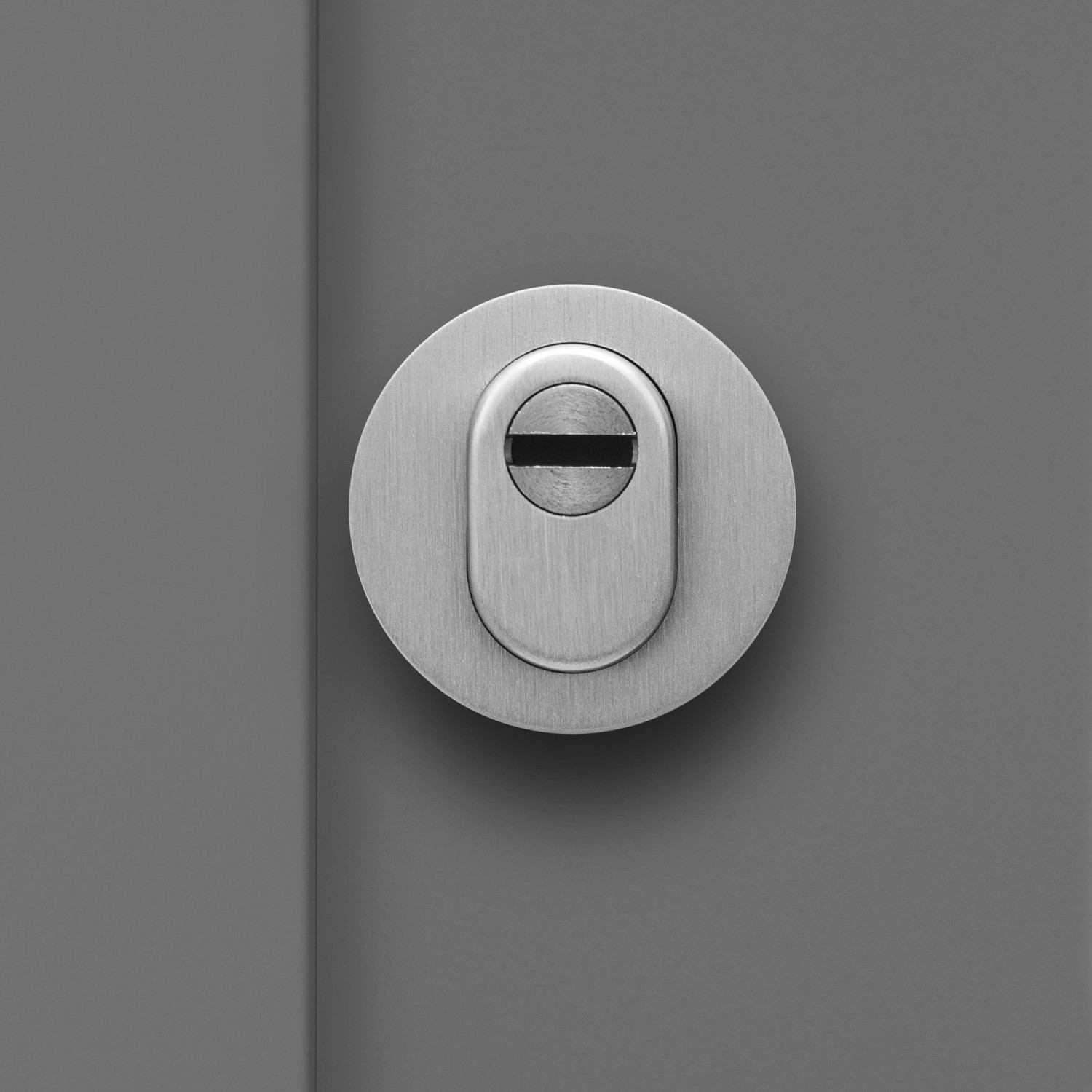 Detailaufnahme: Sicherheitstür ThermoSpace Prime Milano, Rosette des Profilzylinders in Edelstahloptik.