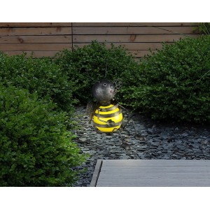 Globo LED-Solaraußenleuchte Biene aus Metall und Kunststoff, gelb leuchtend als Deko für den Garten.