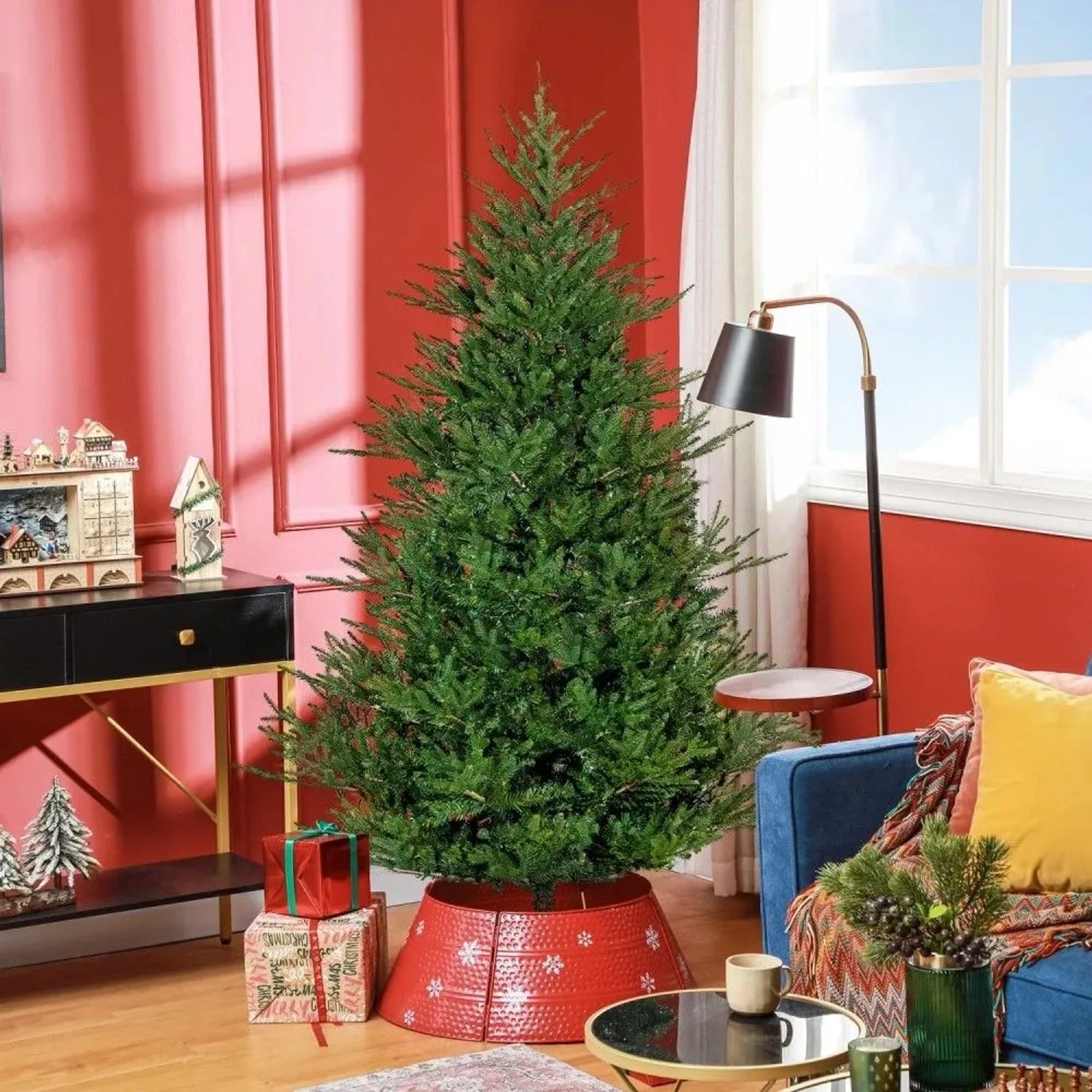 HOMCOM Künstlicher Weihnachtsbaum, 180 cm hoch, mit 2380 realistischen grünen Spitzen, festlich im Wohnzimmer stehend.