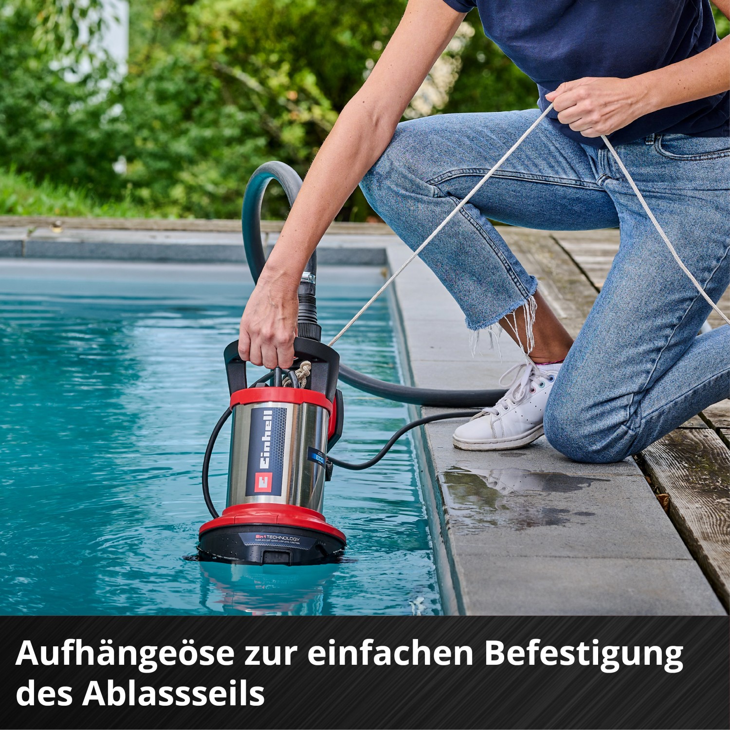 Einhell GE-DP 7535 N LL Eco Flutset im Einsatz: Frau senkt Pumpe mit Seil in Pool.