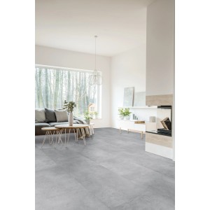Verlegter Click-Vinylboden Wilton Concrete Fliese XL Town im Wohnraum.