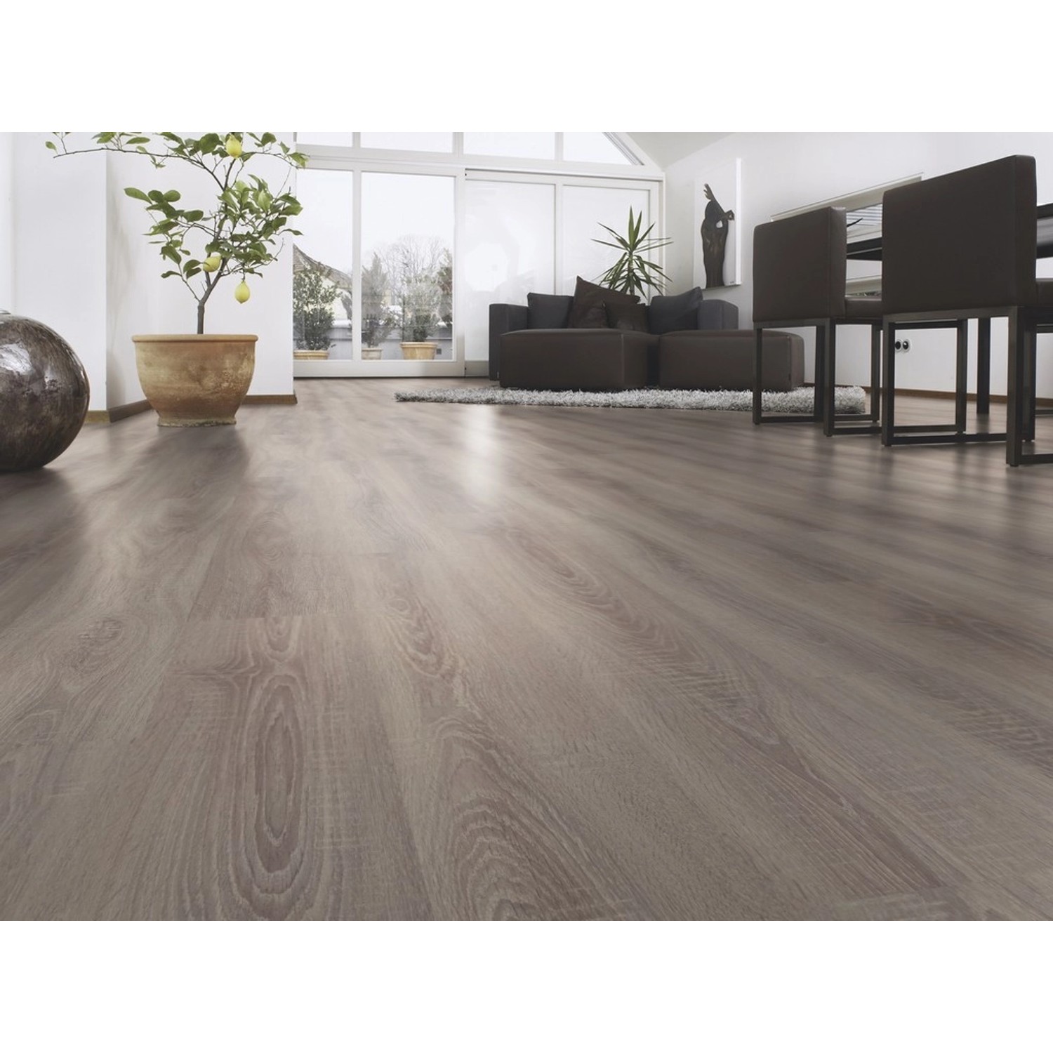 Heller Laminatboden in Eiche Altholzstruktur im Wohnraum verlegt.