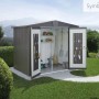 Dunkelgraues Biohort Metall-Gerätehaus Europa mit offenen Türen, gefüllt mit Gartenwerkzeugen, im grünen Garten.