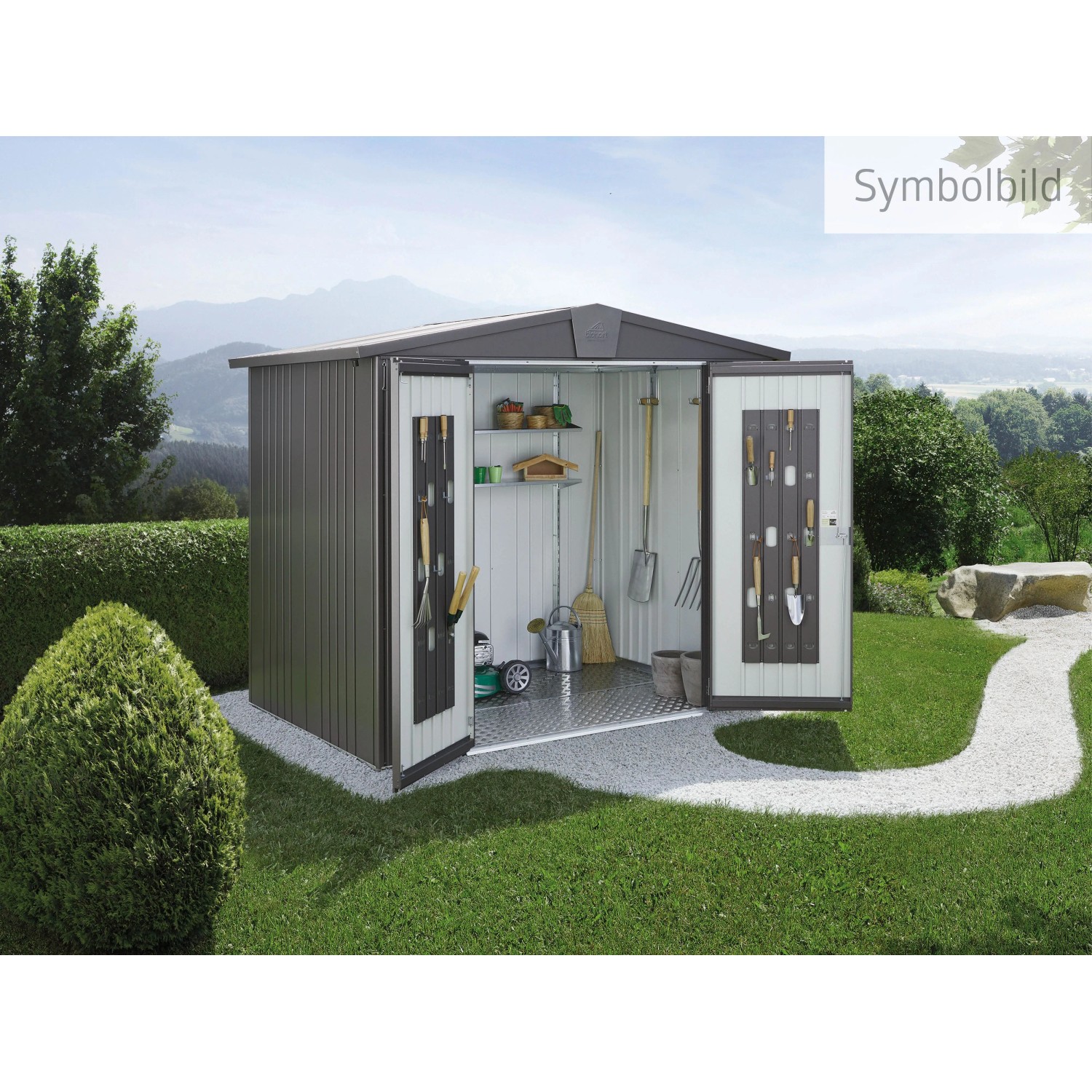 Dunkelgraues Biohort Metall-Gerätehaus Europa mit offenen Türen, gefüllt mit Gartenwerkzeugen, im grünen Garten.