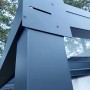 Detailansicht der anthrazitfarbenen Terrassenüberdachung Terracon Smartline.