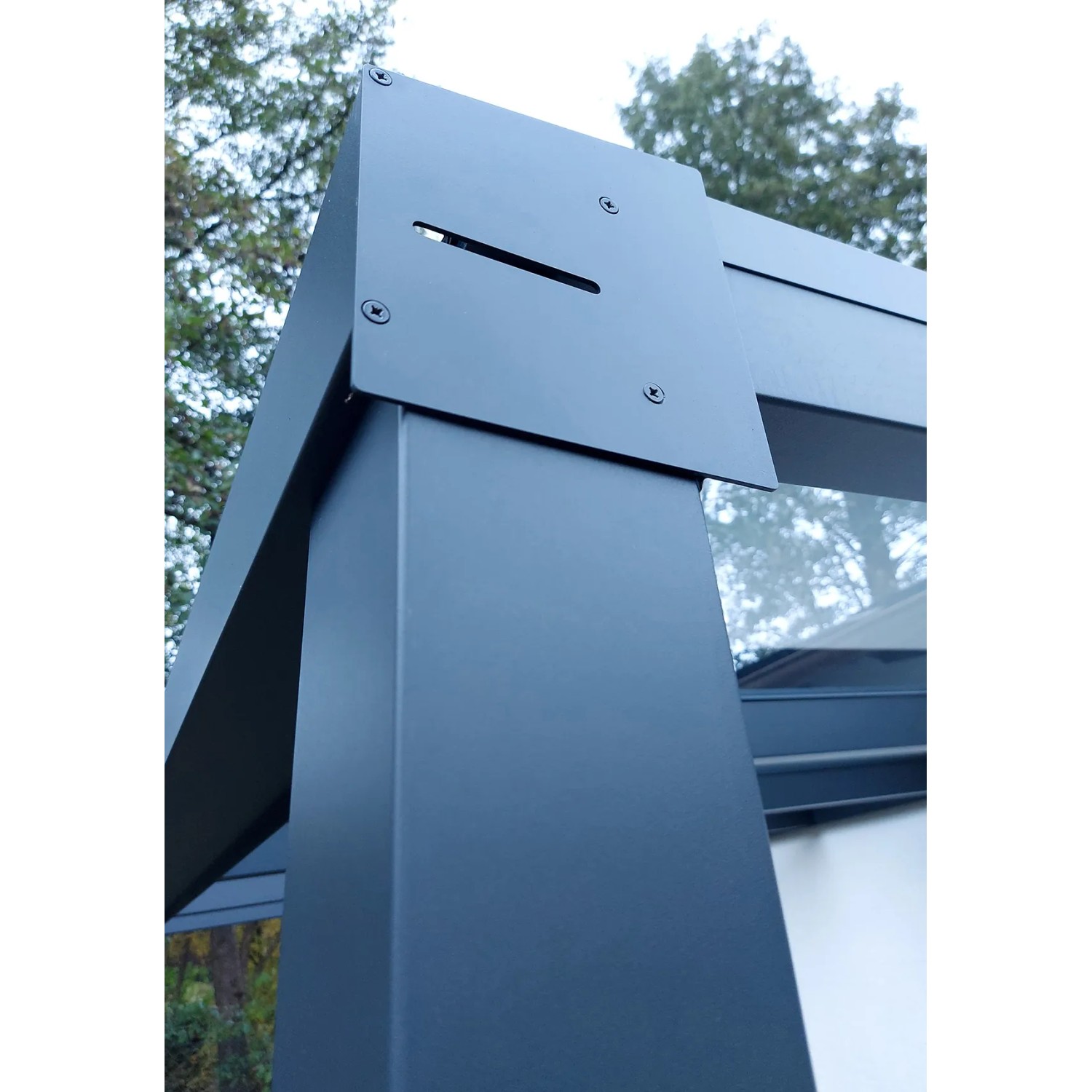 Detailansicht der anthrazitfarbenen Terrassenüberdachung Terracon Smartline.