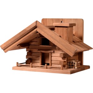Braun gebeiztes Dobar Vogelhaus im Berghütten-Design aus FSC®-Holz, Detailaufnahme.