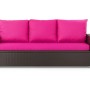 Gartenkissen Set für Polyrattan-Sofa (3-Sitzer) in Braun mit pinkfarbenen Kissen.