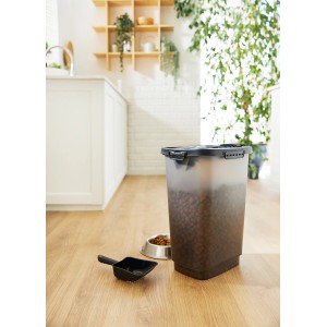 Rotho Tierfutterbehälter Cody 25L, transparent/grau, mit Futter und Schaufel.