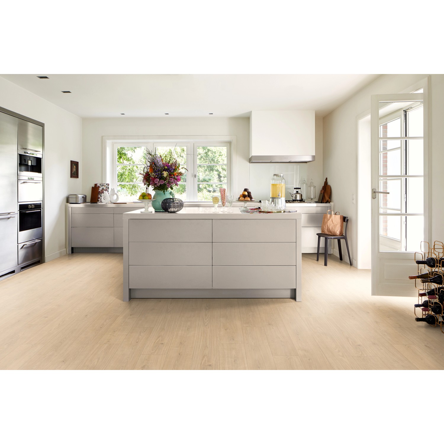 Helle Küche mit Egger Designboden Aquadura+ Berdal Eiche Hellbraun. Wasserfester Vinylboden in Holzoptik.