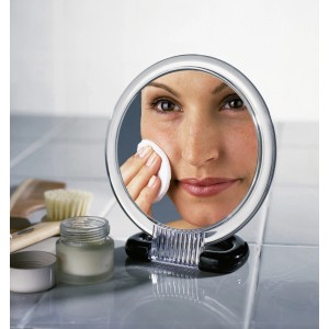 Wenko Kosmetikspiegel mit 3-fach Vergrößerung zur Anwendung im Bad.