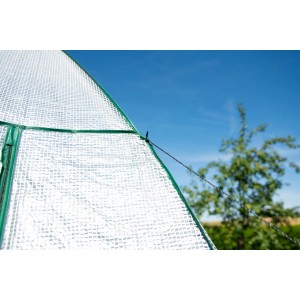 Detailaufnahme Westmann Überwinterungszelt Avocado: Folie, grüne Umrandung, blaue Himmel im Hintergrund.