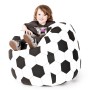 Kind sitzt im schwarz-weißen Fußball Sitzsack BeanBag 120l von Sitting Point.