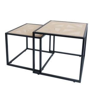 2er Set Beistelltische mit Rattan-Optik Tischplatte und schwarzem Metallgestell.
