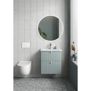 Badezimmer mit Wandfliese Materia Kitkat Weiß Matt, Waschtisch und Spiegel.