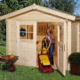Naturfarbenes weka Gartenhaus Bregenz B mit Satteldach und offener Doppeltür, davor Rasenmäher und Schubkarre.