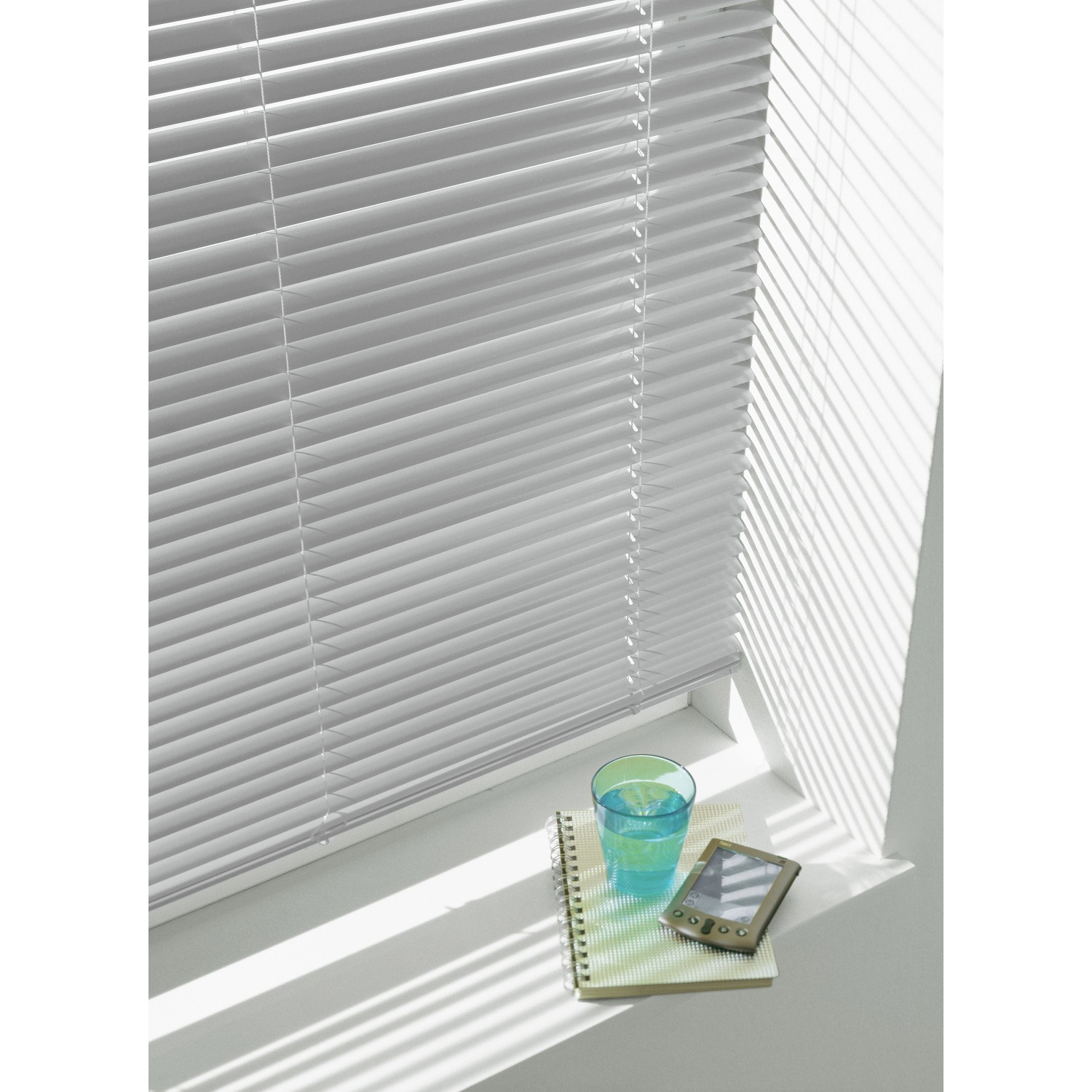 Silberne Gardinia Aluminium Jalousie (90x130 cm) am Fenster mit Lichtreflexionen.