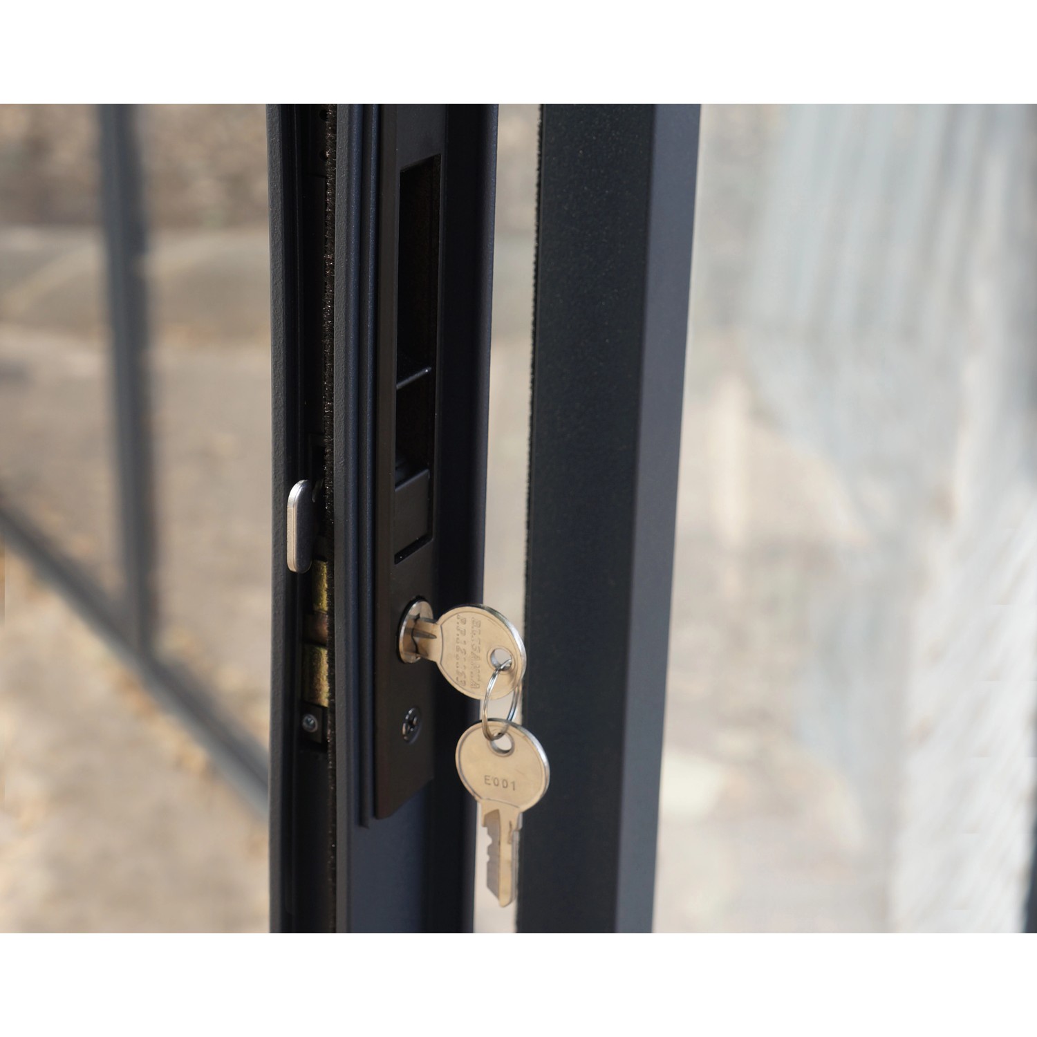 Detailaufnahme: Schloss mit Schlüssel des Palram Canopia Wintergarten SanRemo in Anthrazit.