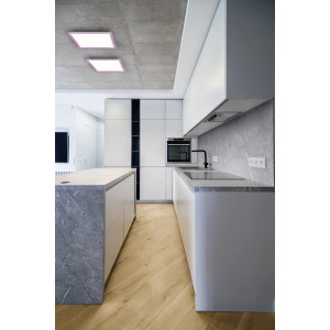 Moderne Küche mit zwei Ledvance Smart+ WiFi Panelleuchten mit Farbwechsel an der Decke.