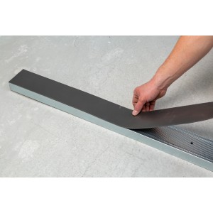 Knauf Dichtungsband (95mm) wird auf ein Metallprofil im Ständerwerk geklebt.
