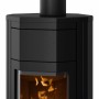 Schwarzer Justus Usedom W+ Kaminofen aus Stahl mit Holzfeuer und Rauchrohr.