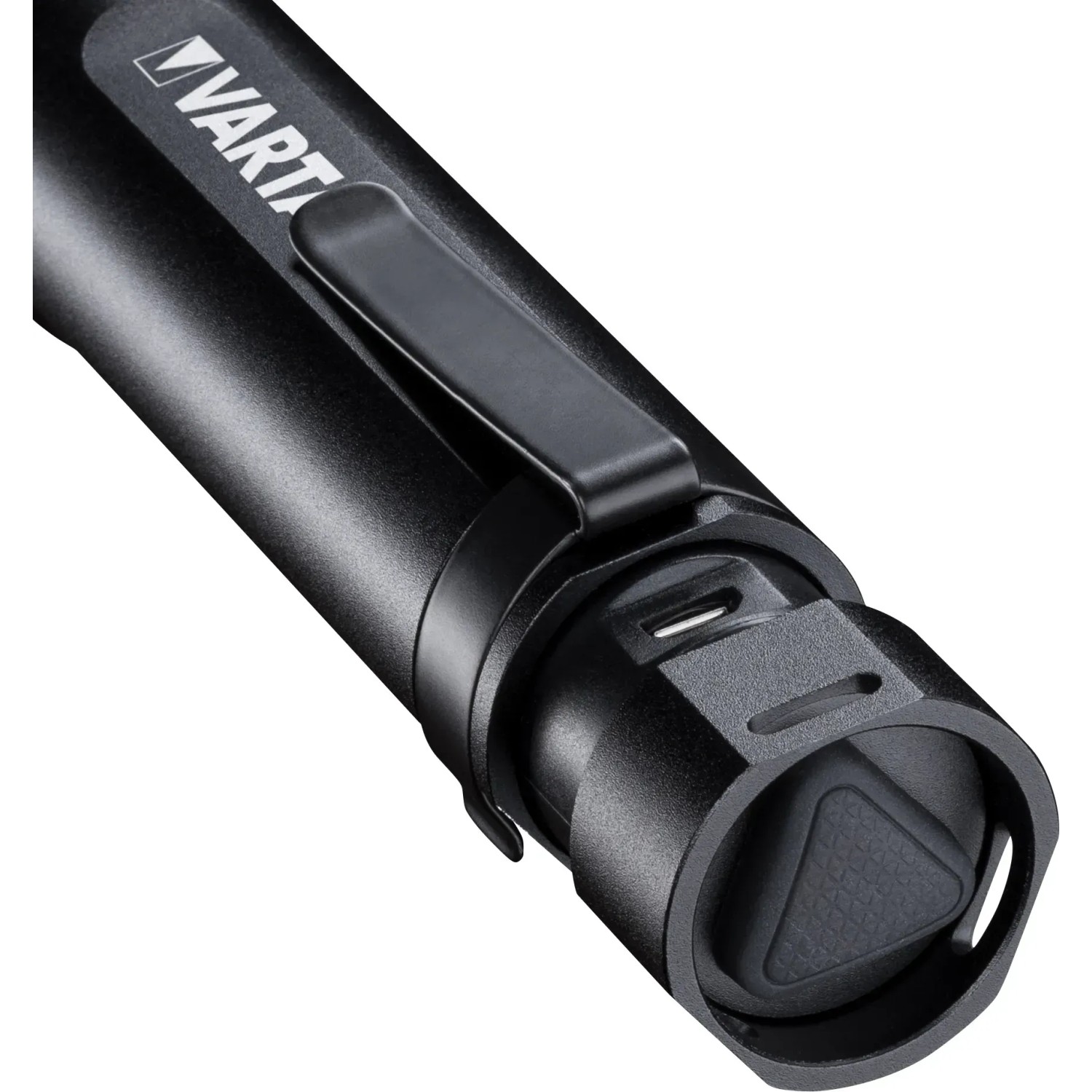 Detailaufnahme: Schwarze Varta Akku-LED-Taschenlampe Night Cutter F20R mit Clip und USB-Anschluss.