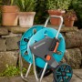Gardena Schlauchwagen CleverRoll M Set mit 20m Schlauch, Systemteilen und Spritze.
