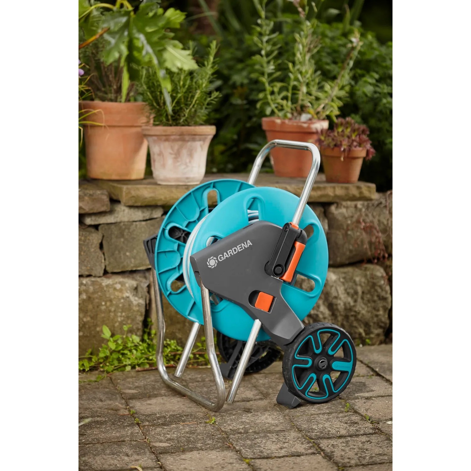 Gardena Schlauchwagen CleverRoll M Set mit 20m Schlauch, Systemteilen und Spritze.