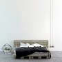 Rust-Oleum Weathered Wood Effektfarbe in gedämpftem Salbei auf einem Holzbett im Schlafzimmer.