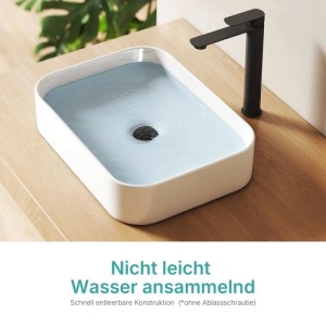Weißes Emke Keramik Aufsatzwaschbecken, 50,5x37cm, abgerundet-quadratisch, mit schwarzem Wasserhahn auf Holzplatte. Schnell entleerbar.