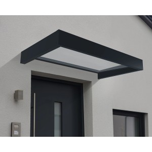 Modernes Palram Canopia Sophia Vordach 1.5 x 0.9 in Anthrazit mit klarer Acrylplatte über einer Haustür.