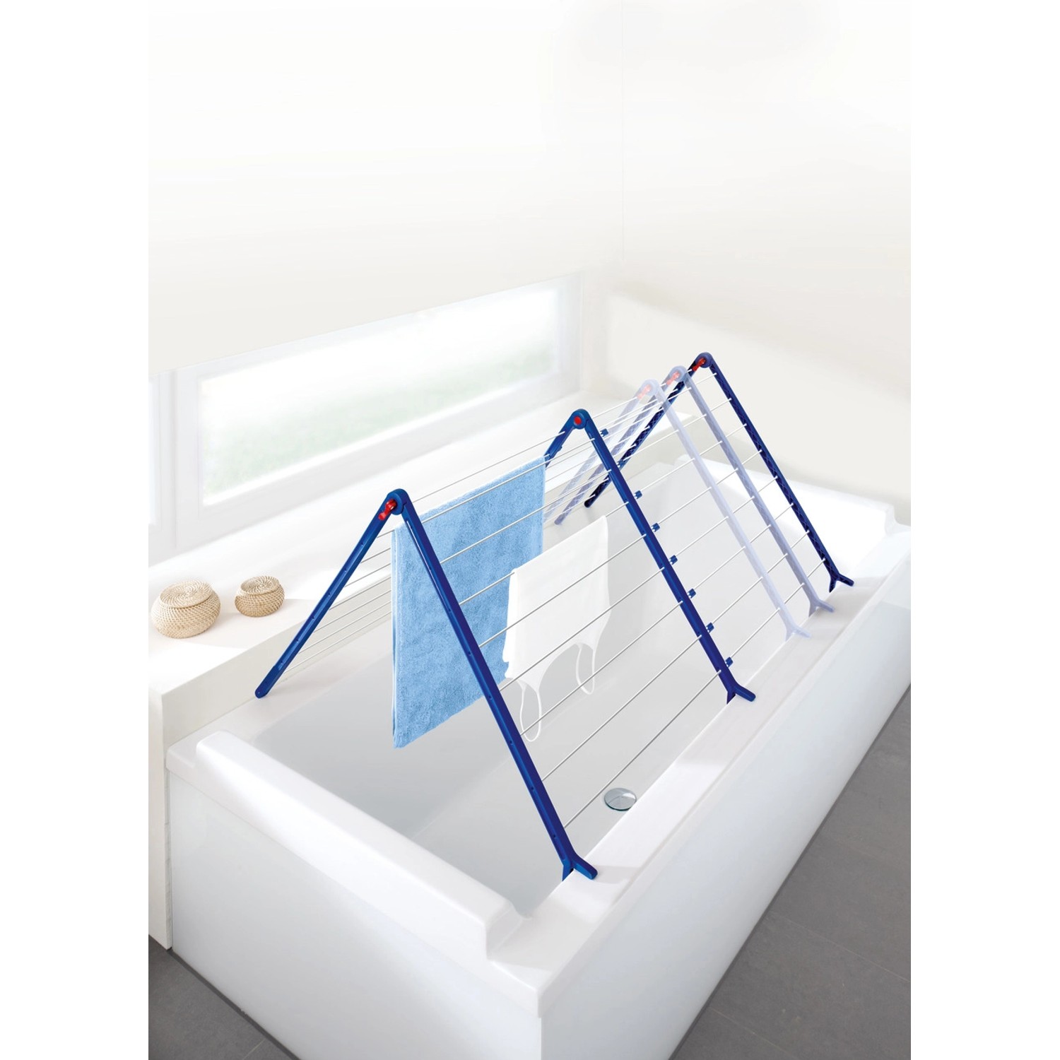 Leifheit Badewannentrockner Pegasus V Duo auf Badewanne mit Wäsche. Platzsparender Wäscheständer.