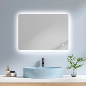 Rechteckiger Emke LED Badspiegel 70x50 cm mit Kaltweißlicht, Touch-Schalter und Antibeschlag über blauem Waschbecken.