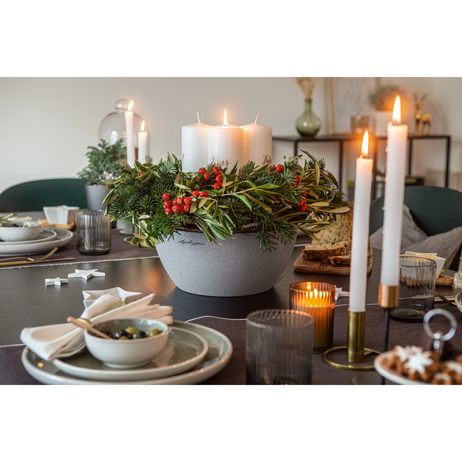 Lechuza Cubeto Stone 40 Pflanzschale in Steingrau, dekoriert als Adventskranz.